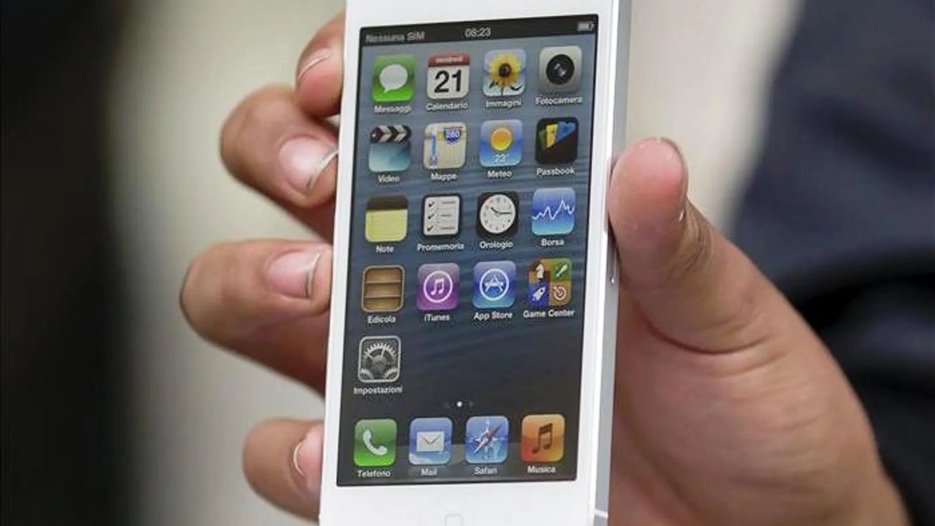 Un usuario sostiene un iPhone Un usuario sostiene un iPhone