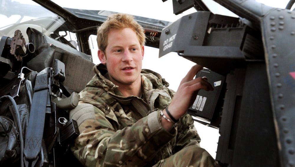 El Príncipe Harry en su helicóptero de combate