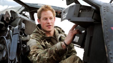 El Príncipe Harry en su helicóptero de combate