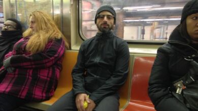 Sergey Brin viaja en el metro de Nueva York con las gafas Google Glass