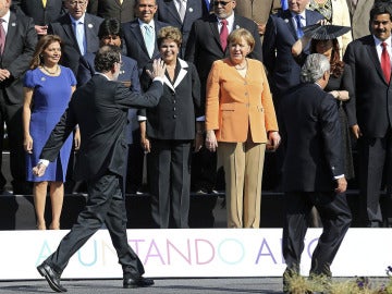 Rajoy saluda a Merkel en la cumbre de Chile