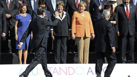 Rajoy saluda a Merkel en la cumbre de Chile