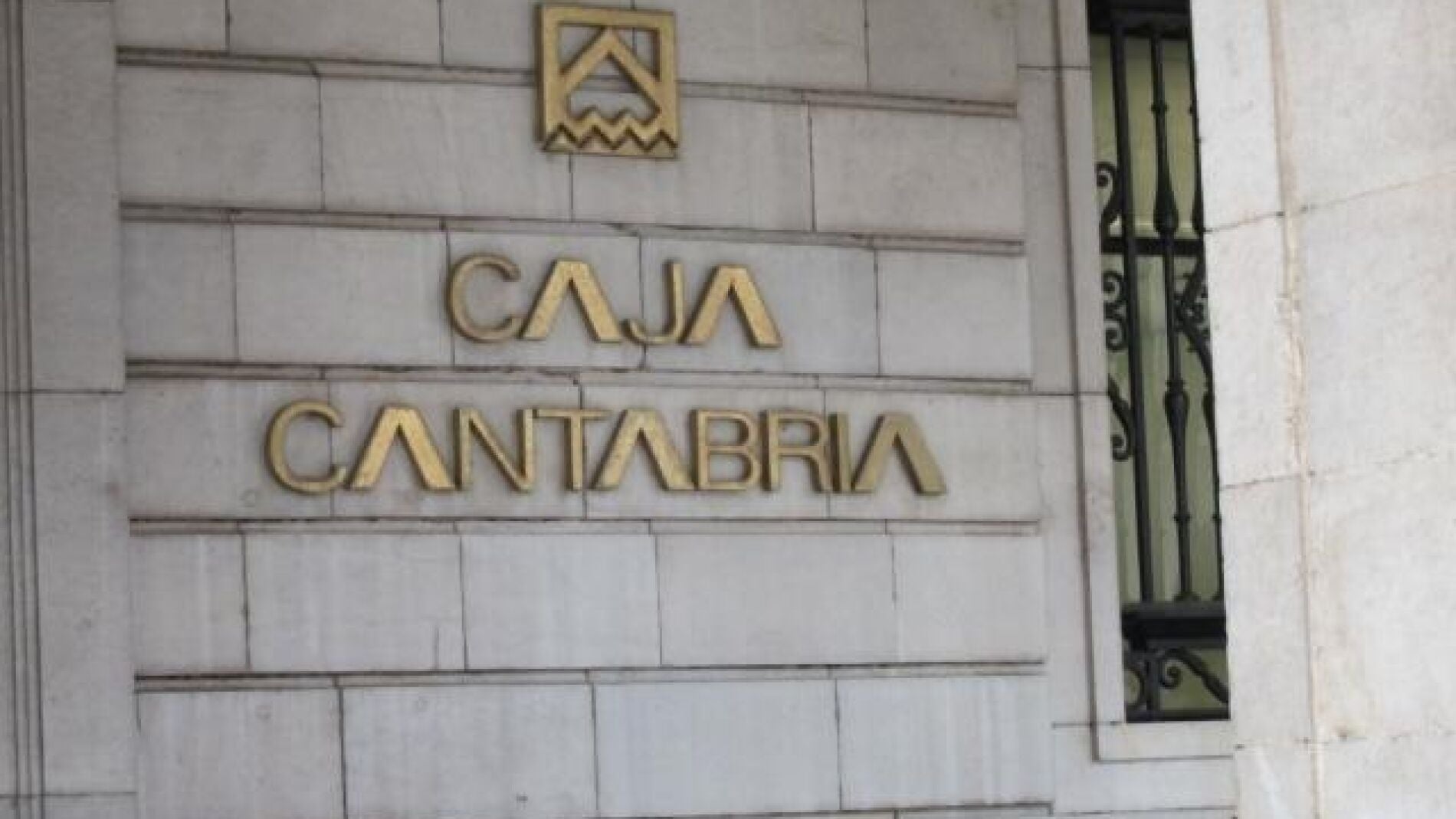 Fachada de una sucursal de Caja Cantabria
