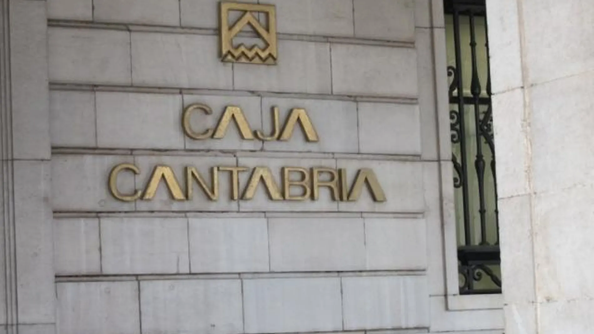 Fachada de una sucursal de Caja Cantabria Fachada de una sucursal de Caja Cantabria