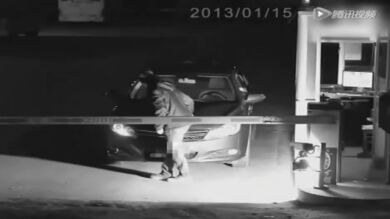 Una china se ahorra pagar el parking haciéndose pasar por un 'fantasma' 