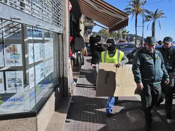 Miembros de la Guardia civil se disponen a entrar en la inmobiliaria sospechosa Miembros de la Guardia civil se disponen a entrar en la inmobiliaria sospechosa