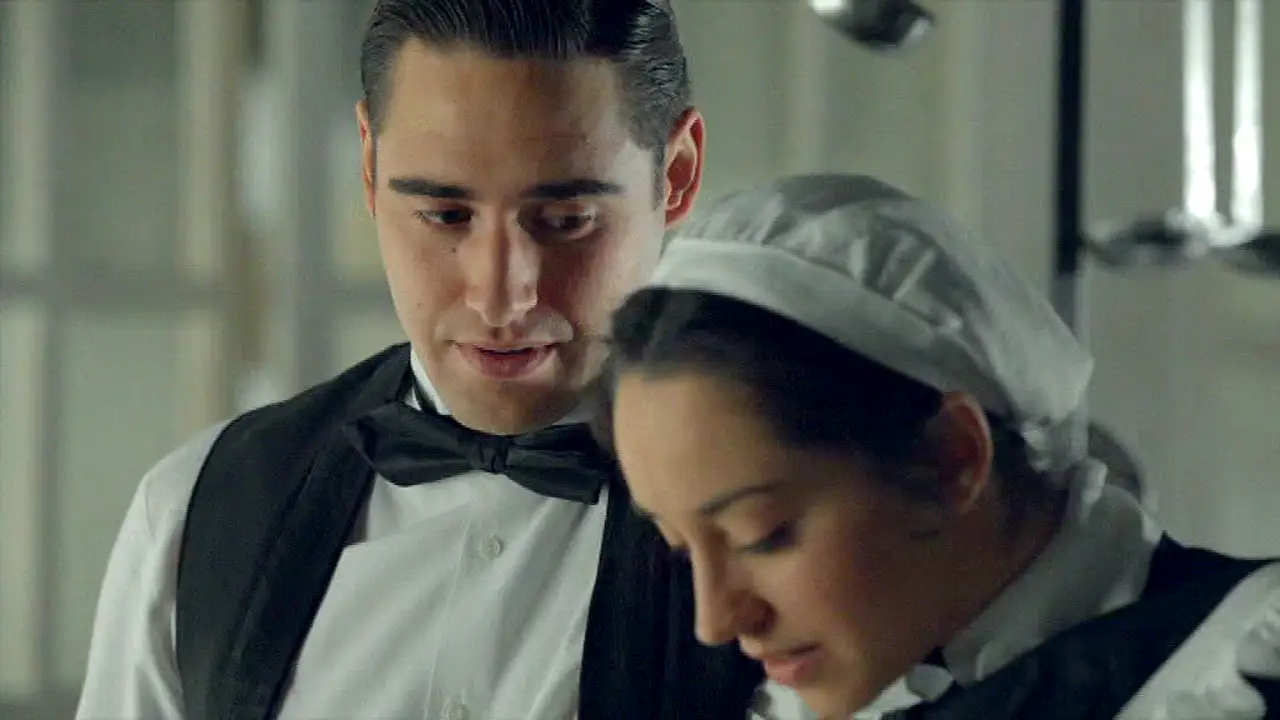 Camila lee la mano a Andrés