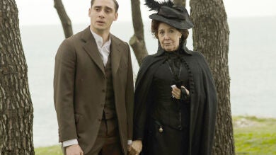 Andrés llora frente a la tumba de su hijo