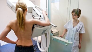 Una enferma de cáncer de mama recoge firmas para que las mamografías se adelanten a los 30 años