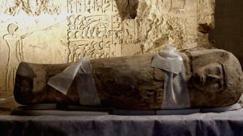 Sarc&oacute;fago de ni&ntilde;o hallado en Egipto