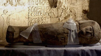 Arqueólogos españoles descubren en Egipto el sarcófago de un niño de hace 3.550 años