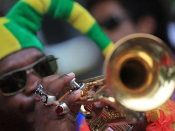 Un música desfila con su comparsa en Río de Janeiro