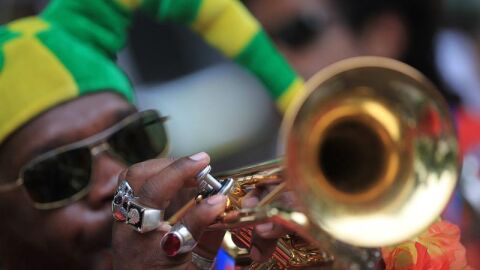 Un m&uacute;sica desfila con su comparsa en R&iacute;o de Janeiro
