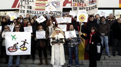 Los trabajadores de Iberia 'juzgan' a sus directivos en la calle
