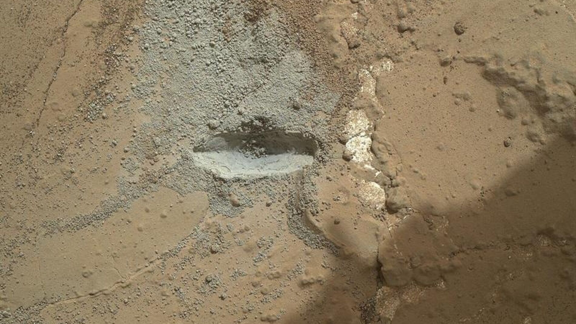 Marca de la perforaci&oacute;n realizada por el 'Curiosity'