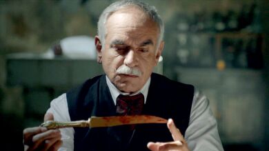 Sofía asesina a Beatriz y resucita la historia del asesino del cuchillo de oro en Gran Hotel