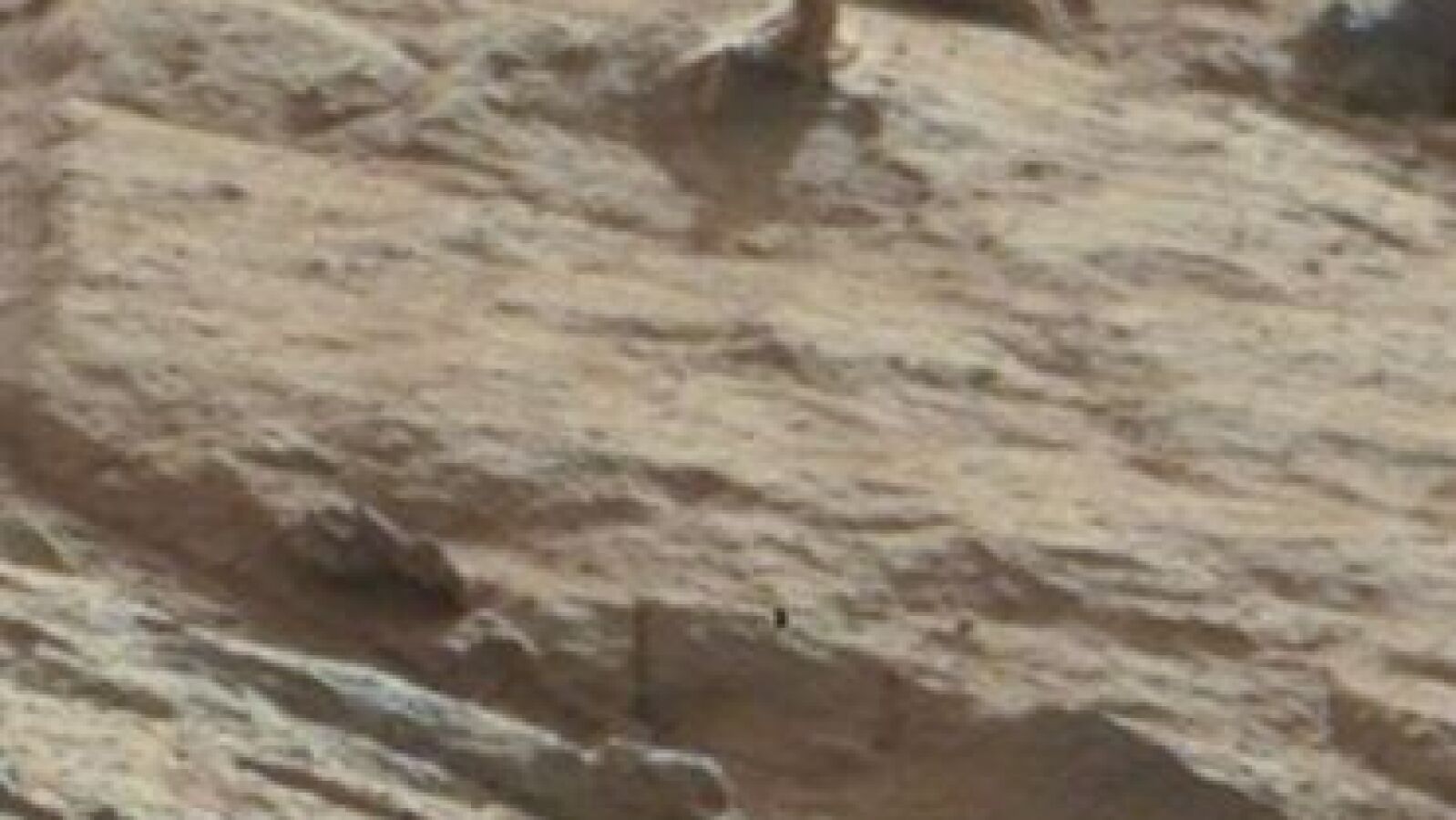 El 'Curiosity' encuentra un extraño objeto metálico en la roca explorada