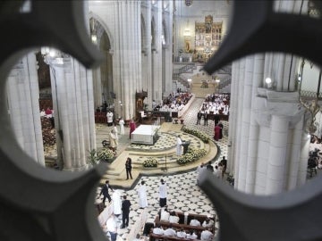 Vista general del interior de la Catedral de La Almudena en Madrid
