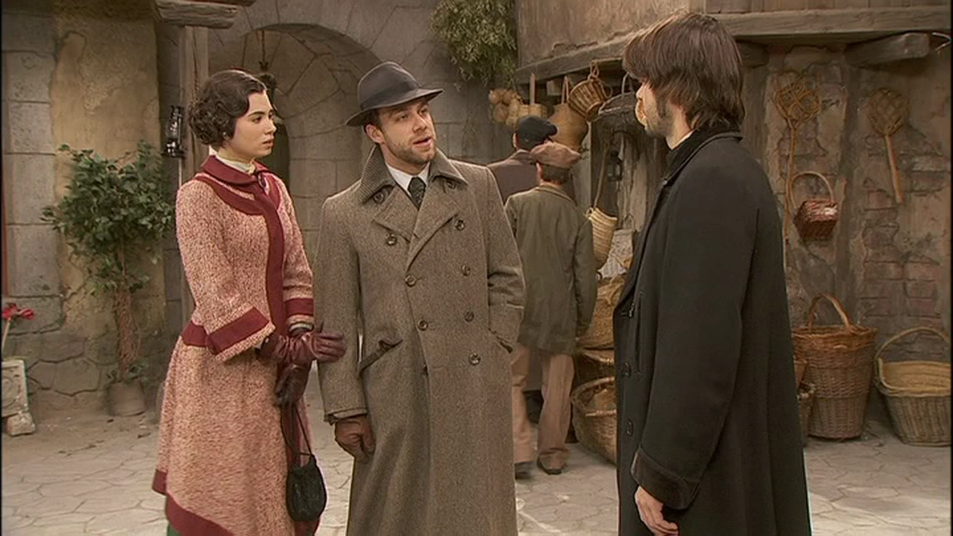 Gonzalo se encuentra en la plaza con Fernando y María