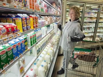 La gente acude a las tiendas a comprar comida