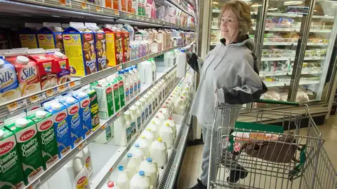 La gente acude a las tiendas a comprar comida La gente acude a las tiendas a comprar comida
