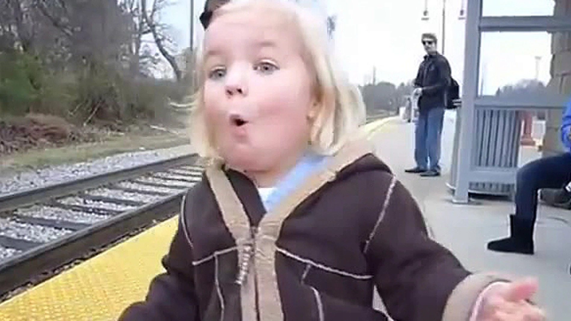 La pequeña Madeleine ve cómo llega el tren