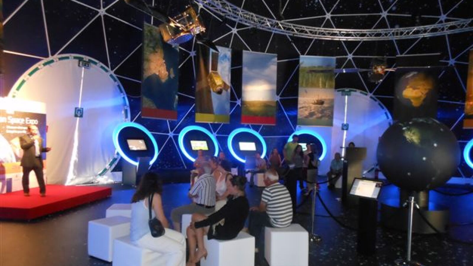 Una exposición descubre los beneficios de la exploración espacial en la vida cotidiana