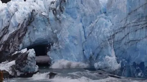 El puente del glaciar Perito Moreno se derrumba por sorpresa El puente del glaciar Perito Moreno se derrumba por sorpresa