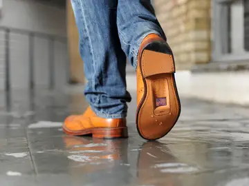 Teléfono en la suela del zapato Teléfono en la suela del zapato