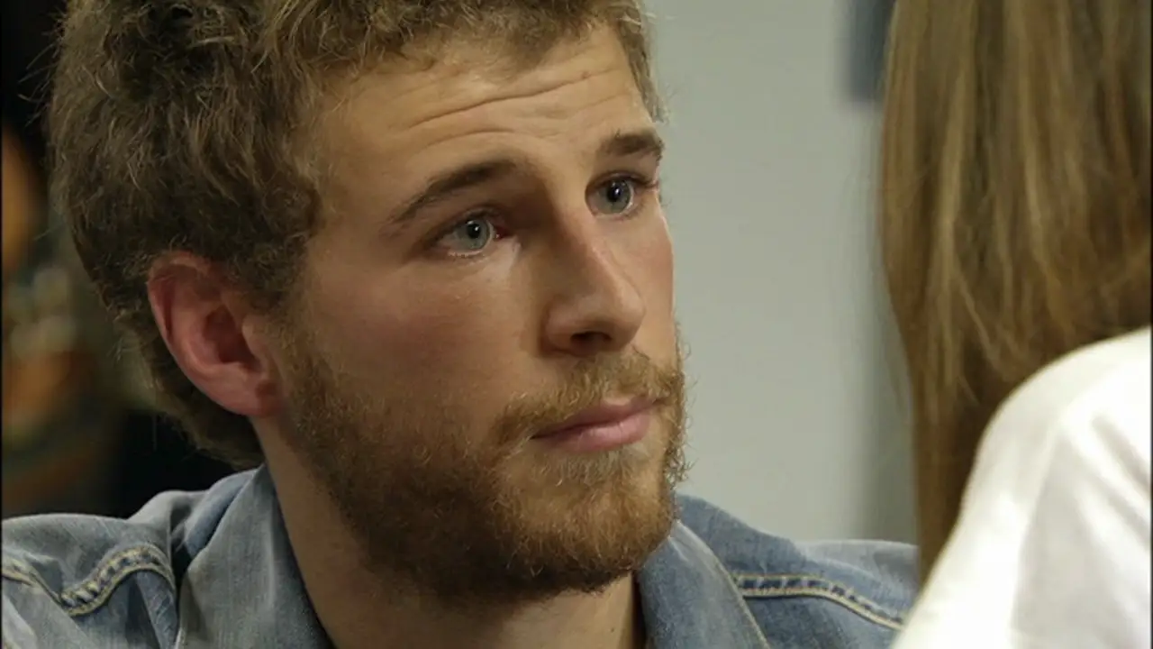 Joel llega al instituto y le dice a Leire que la quiere