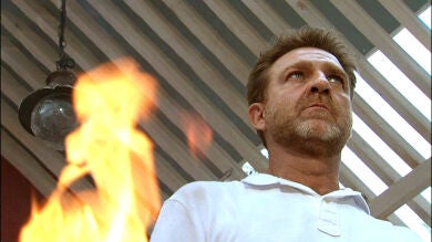 El capitán quema la carpeta roja y Alexander decide matarles a todos