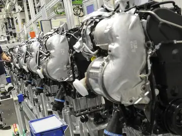 Un empleado de Volkswagen trabaja en una cadena de montaje Un empleado de Volkswagen trabaja en una cadena de montaje