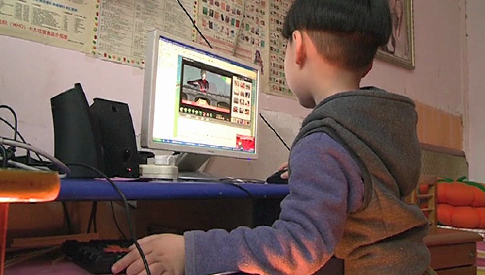Un joven chino juega a un videojuego