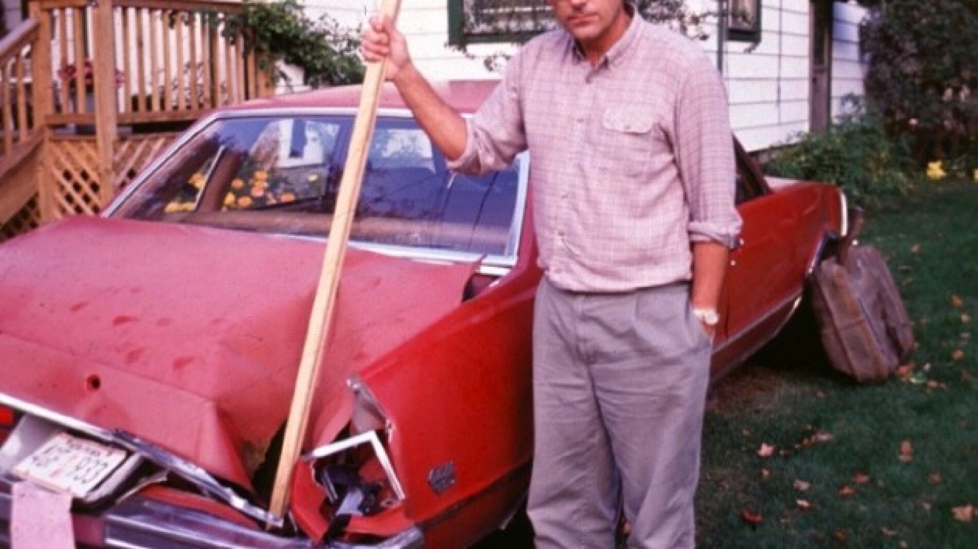 Un investigador muestra el agujero dejado en un coche por el meteorito de Peekskill