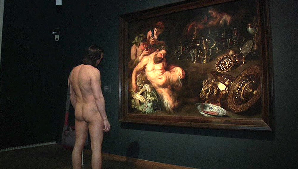 Turista desnudo en un museo de Viena