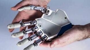 La mano bi&oacute;nica est&aacute; conectada directamente al sistema nervioso