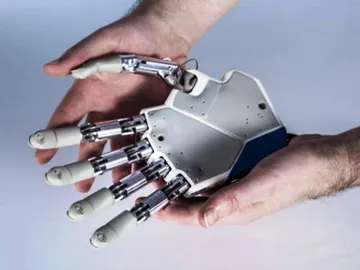 La mano biónica está conectada directamente al sistema nervioso La mano biónica está conectada directamente al sistema nervioso