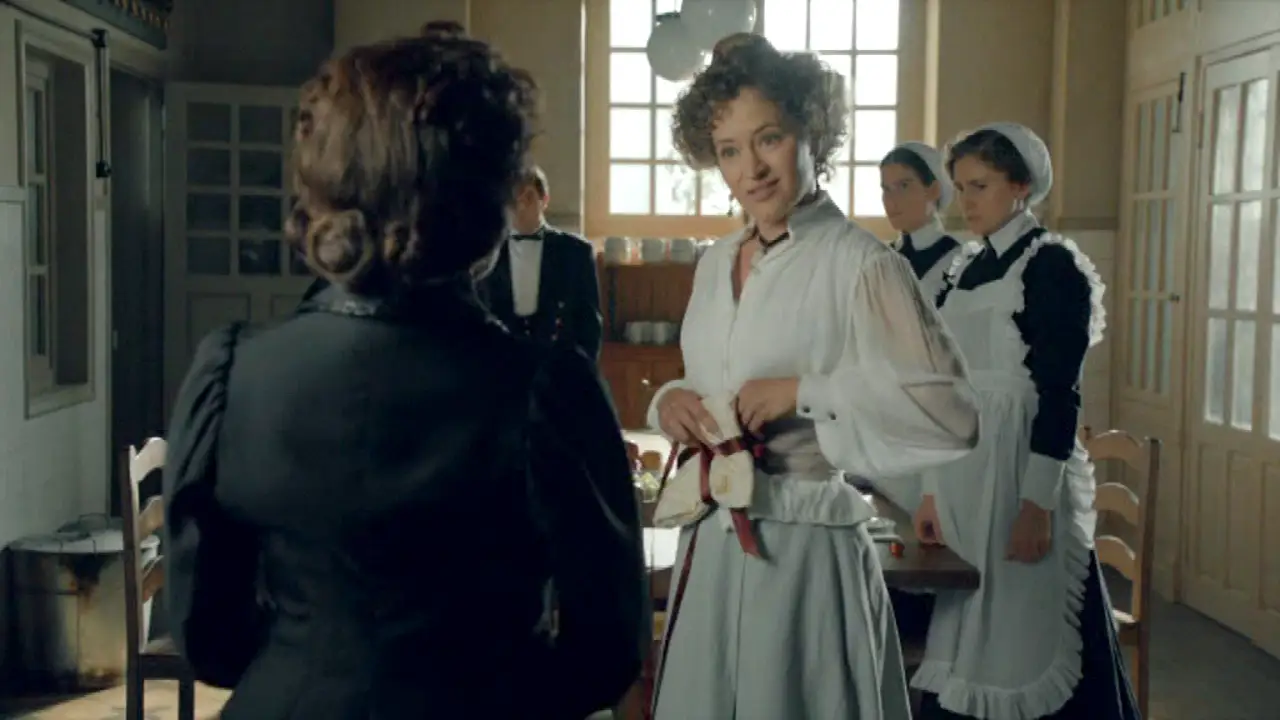 Belén humilla a Ángela delante del servicio