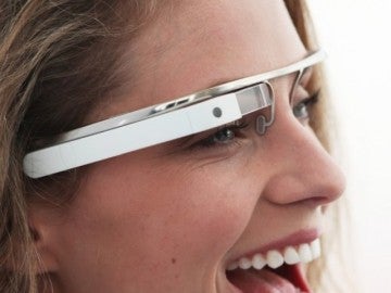 Una joven posa con sus Google Glass