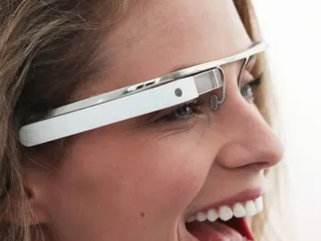 Una joven posa con sus Google Glass Una joven posa con sus Google Glass