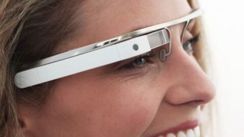 Una joven posa con sus Google Glass