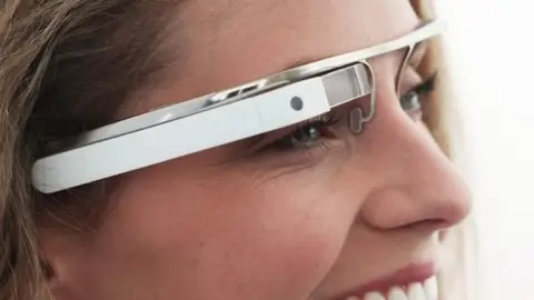 Una joven posa con sus Google Glass Una joven posa con sus Google Glass