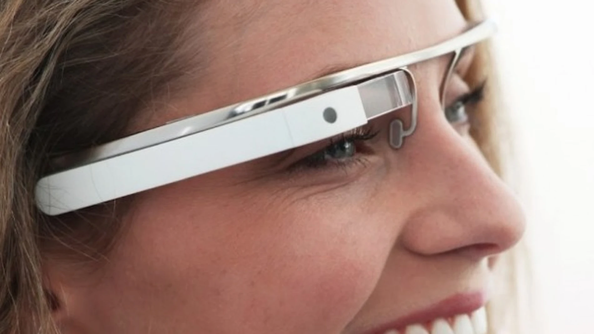 Una joven posa con sus Google Glass Una joven posa con sus Google Glass