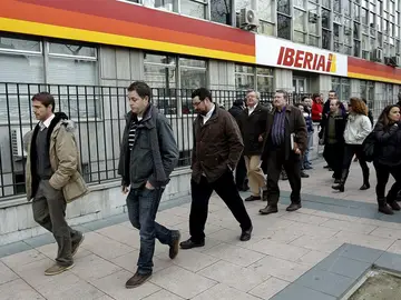 Los representantes de los trabajadores, junto a las oficinas de Iberia Los representantes de los trabajadores, junto a las oficinas de Iberia
