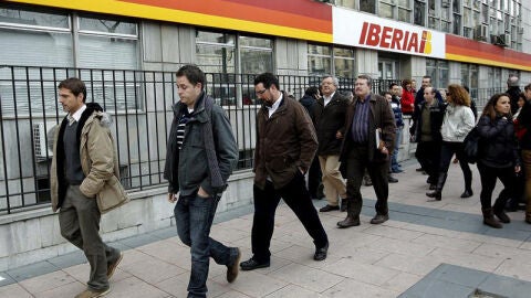 Los representantes de los trabajadores, junto a las oficinas de Iberia