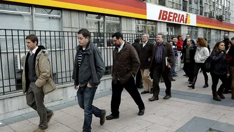 Los representantes de los trabajadores, junto a las oficinas de Iberia Los representantes de los trabajadores, junto a las oficinas de Iberia