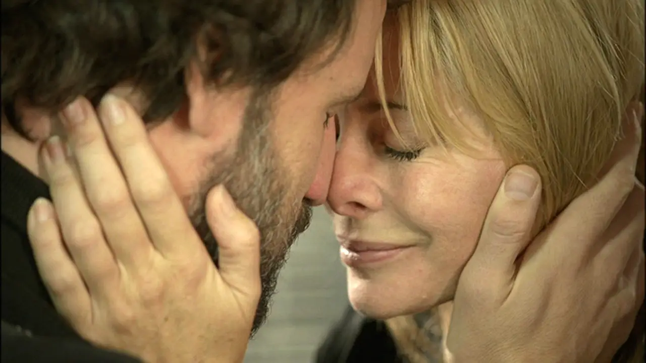 Raúl y Sara se dejan llevar por sus sentimientos