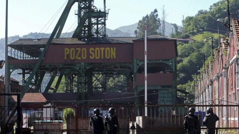 El pozo Sot&oacute;n de Hunosa, con vigilancia policial