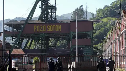 El pozo Sotón de Hunosa, con vigilancia policial El pozo Sotón de Hunosa, con vigilancia policial