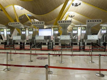 Varios mostradores vacíos de Iberia en el aeropuerto de Barajas